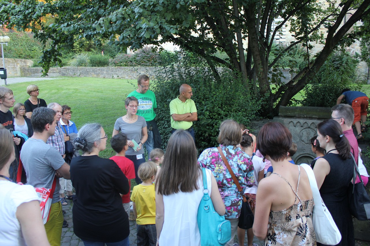 Die Museumsführerin Frau Westermann erklärt den Besuchern interessante Fakten Rund um die Pader. Foto: LWL Zimmermann_Mühlenbein_Steffens_Mauritz_Kroker