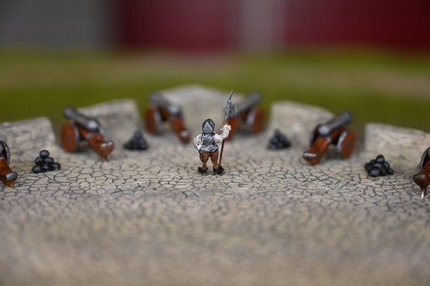 Eine Ritterspielfigur hält Wache am Modell einer Stadtmauerbefestigung (Foto: Karl/LWL)